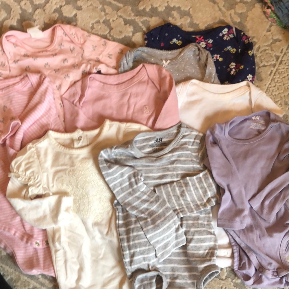 Lot of Long Sleeve Onesies Make me an offer ☺️